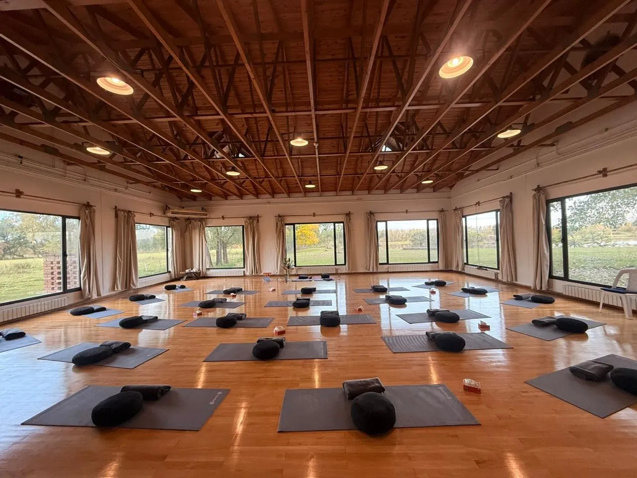Sala de práctica preparada para un encuentro de mindfulness